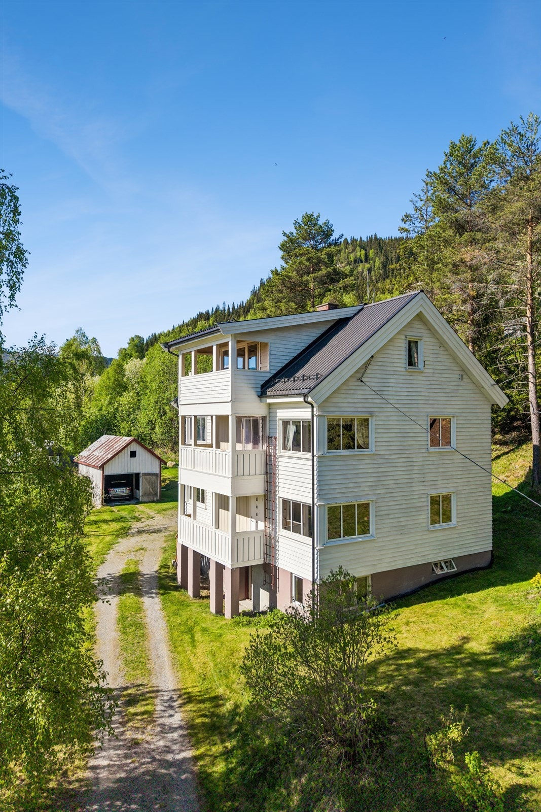 Boligen har et omfattende oppussingsbehov, men for den rette kjøperen ligger det store muligheter i å modernisere en eldre bolig med romslige arealer og en attraktiv plassering nær sentrum. Galleribilde