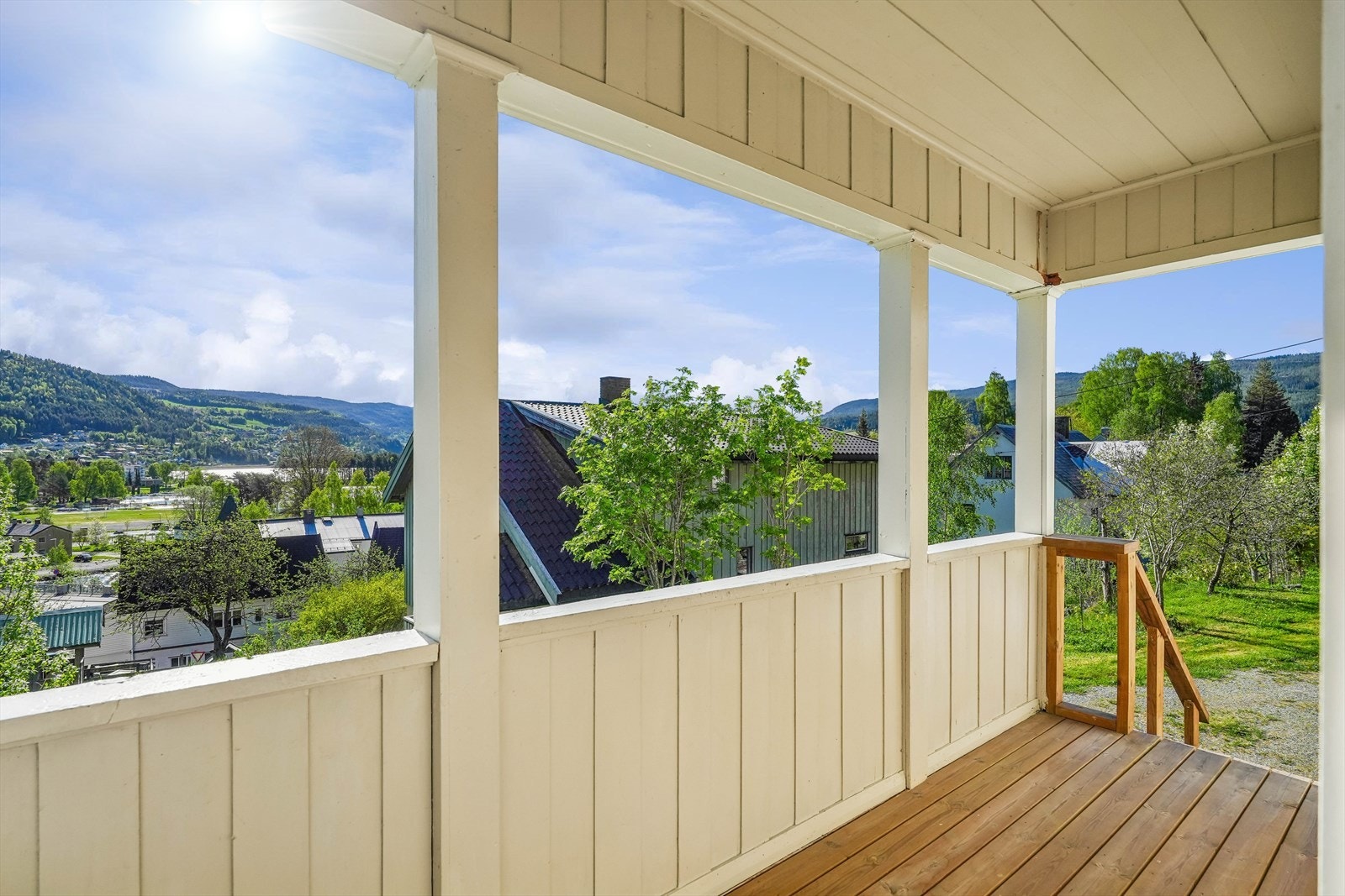 Fra den ene stua er det direkte utgang til overbygd veranda hvor man kan nyte morgenkaffen, gode bøker og utsikten mot sentrum og fjorden. Galleribilde