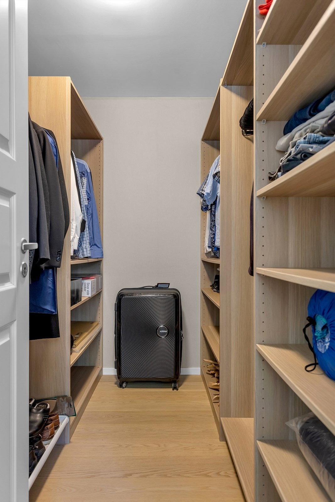 Praktisk garderobe med god oppbevaringsplass medfølgende garderobeskap. Galleribilde