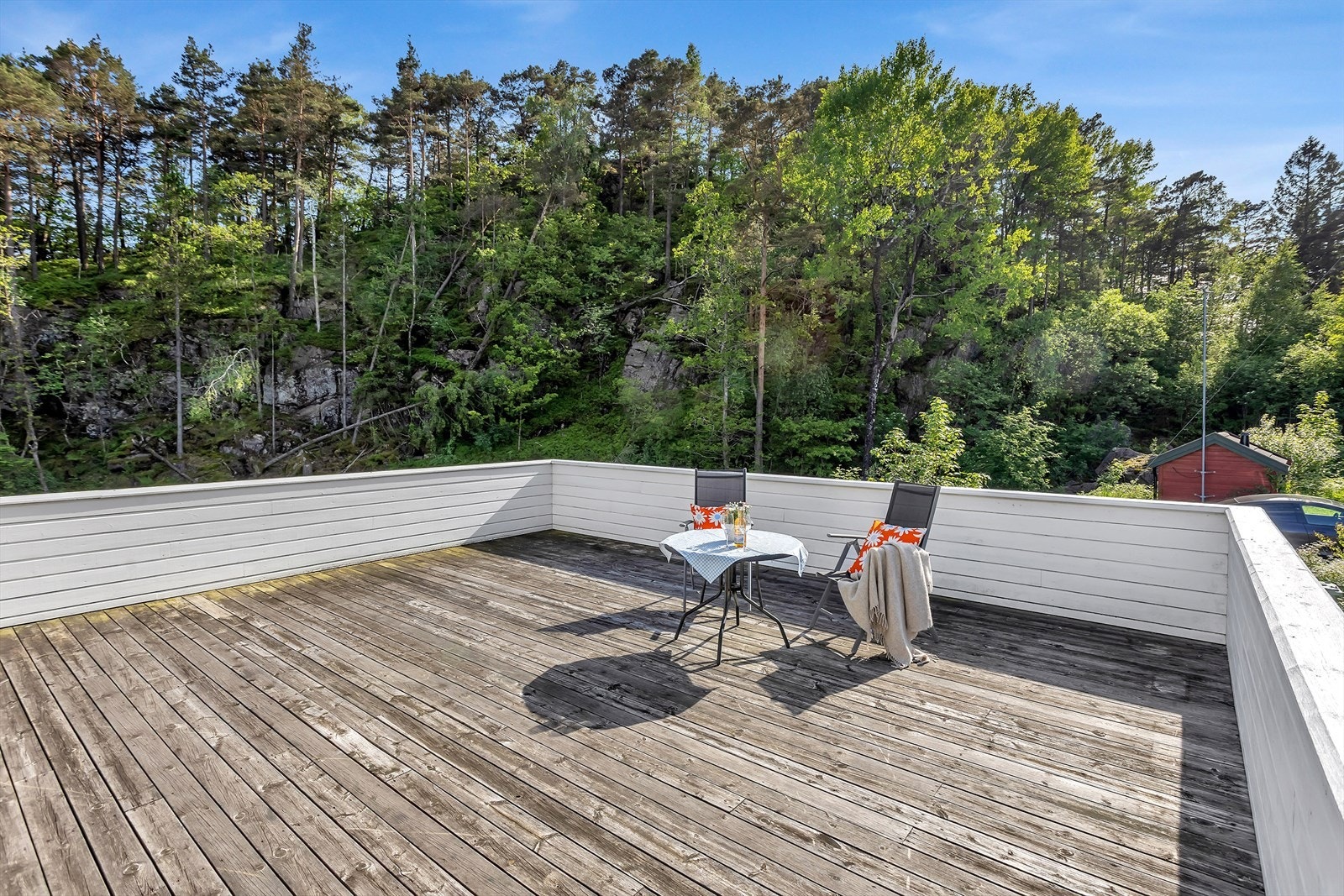 Nyt solrike dager på den romslige terrassen over garasjen, med praktisk utgang direkte fra stuen. Galleribilde