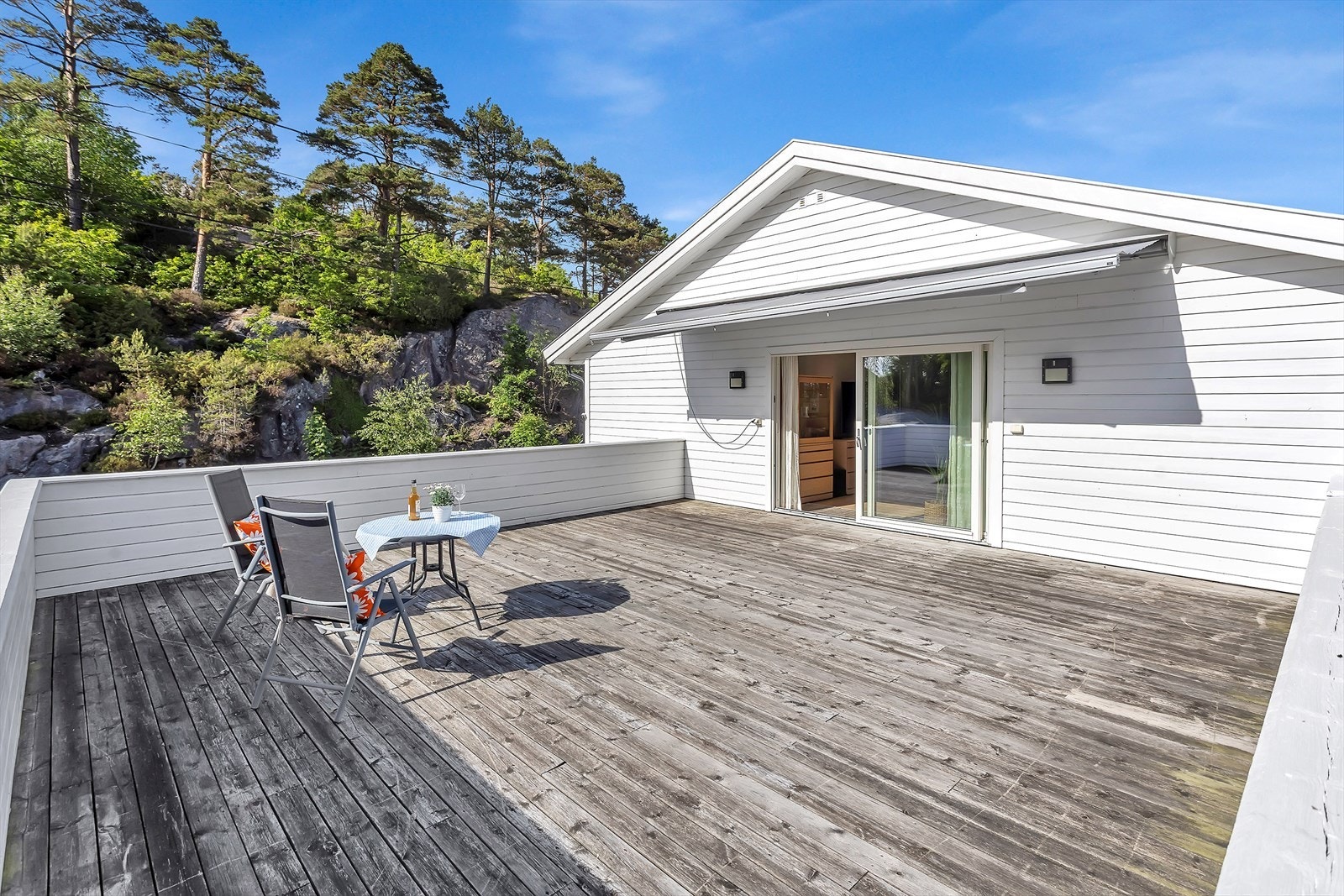 Terrassen er en naturlig samlingsplass for varme sommerdager, med god plass til både utemøbler, grill og sosiale sammenkomster. Galleribilde