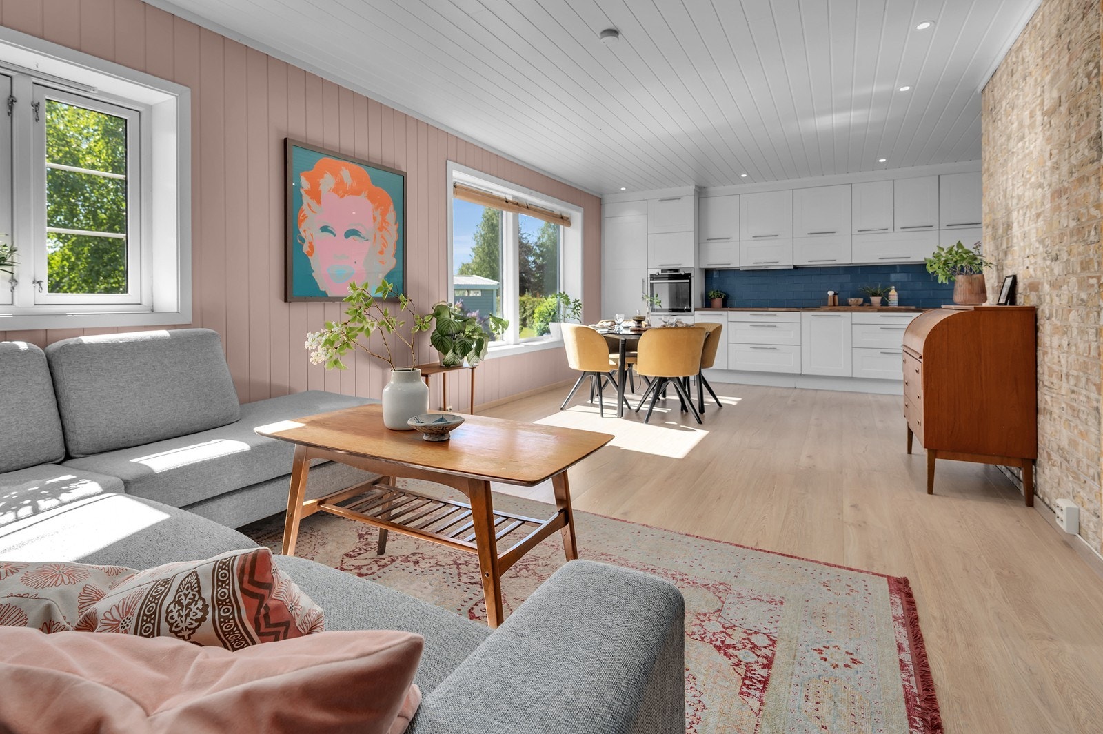 Åpen stue- og kjøkkenløsning med god plass til sofagruppe samt tilhørende møblement Galleribilde