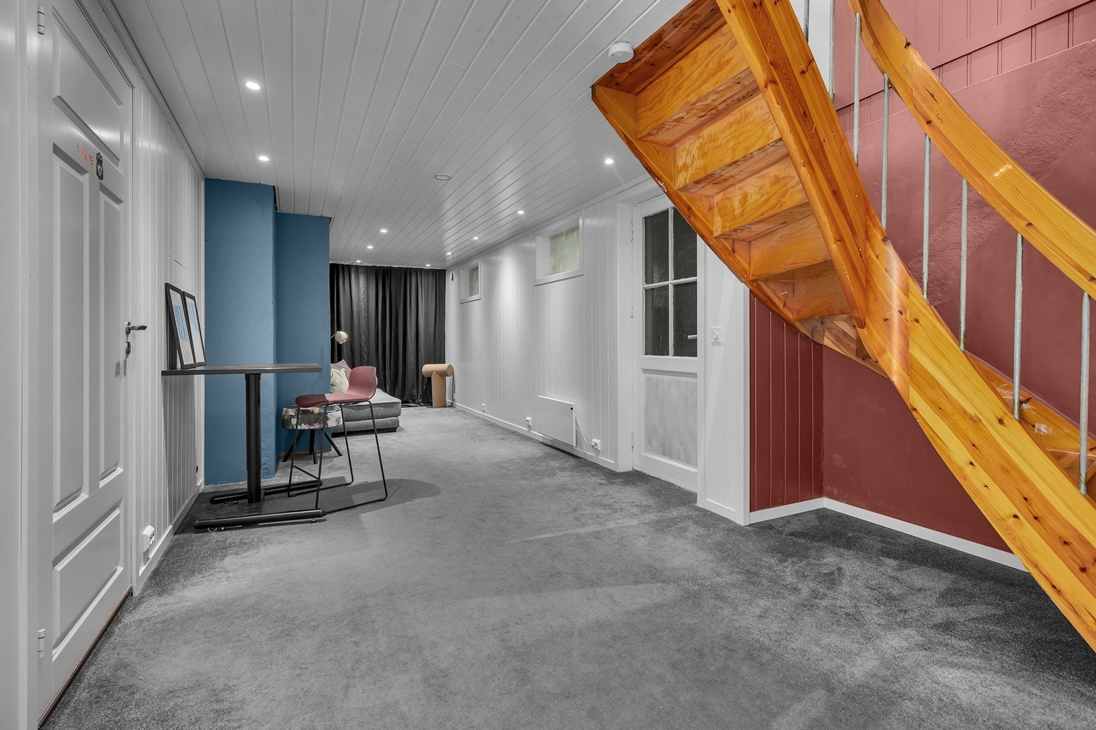 Romslig hall/gang i u.etg Galleribilde