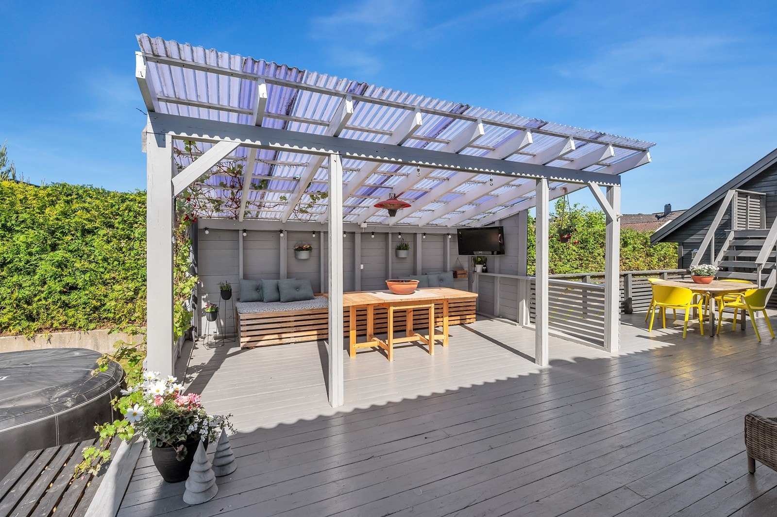 Pergola med god plass til utemøblement Galleribilde