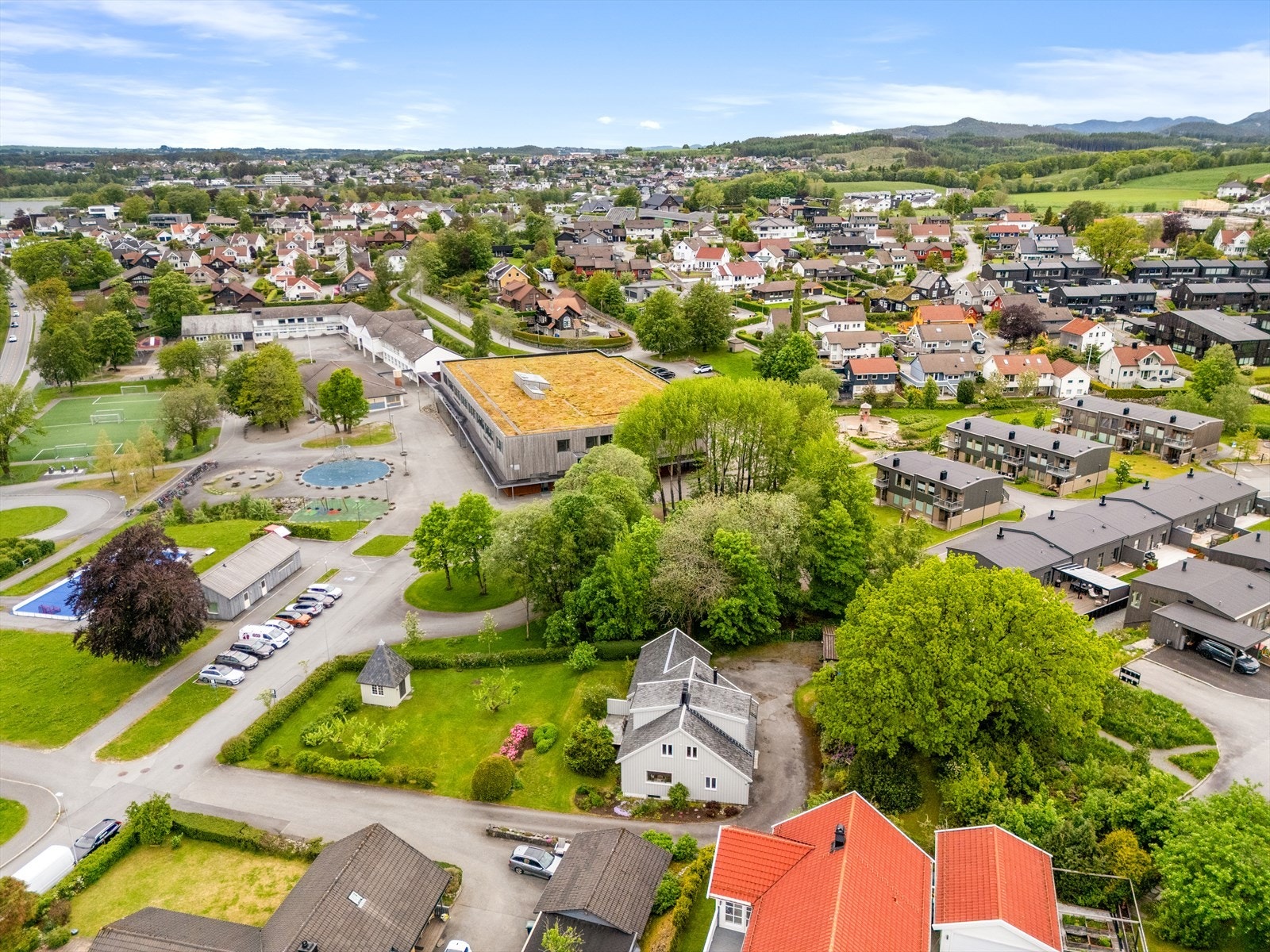 Kort vei til både Frøyland skule og ungdomsskole, samt idrettsanlegg. Galleribilde