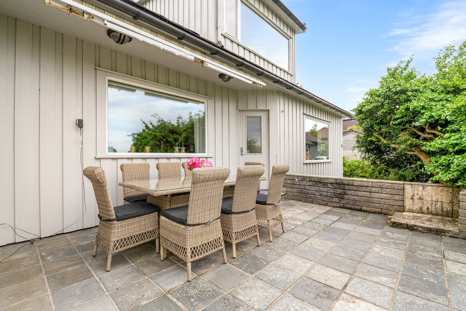 Fra stuen er det utgang til en terrasse på 20 m² belagt med skiferfliser. Galleribilde
