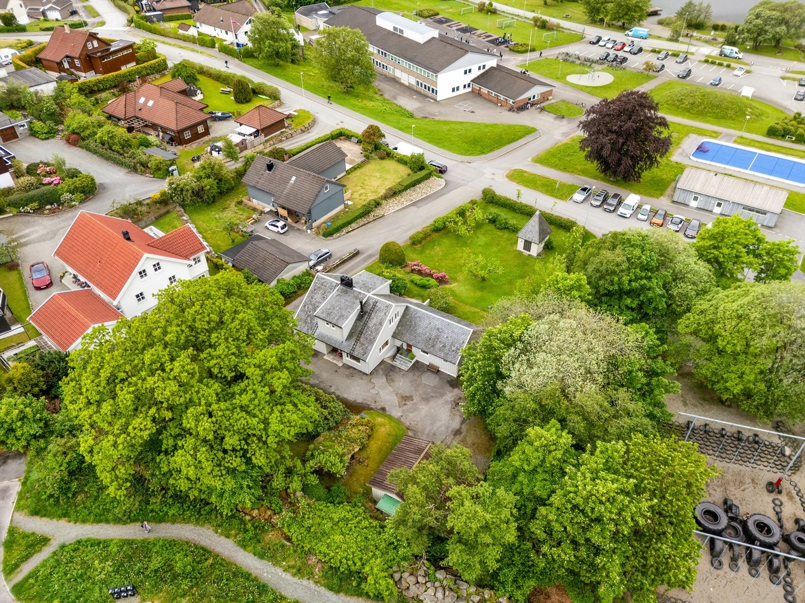 Oversikt over eiendommen og dens nærhet til Frøyland ungdomsskule, kun to minutters gange unna. Galleribilde