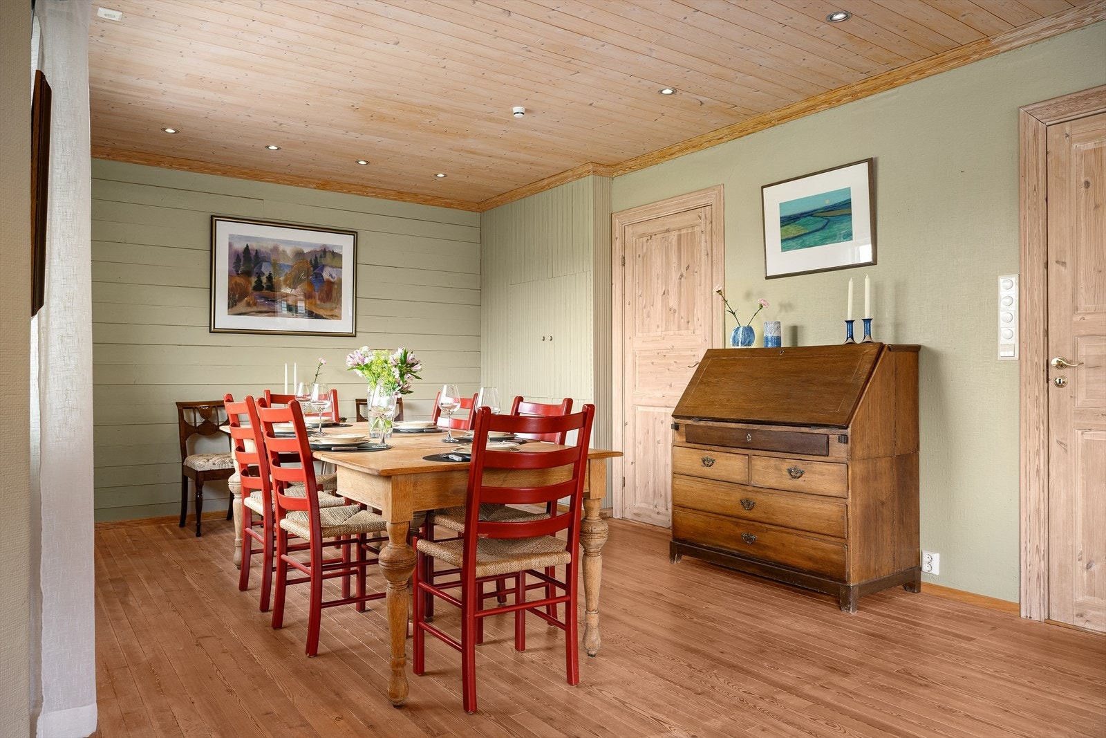 Spisestuen har plass til langbord og er et hyggelig samlingspunkt for familie og venner. Galleribilde
