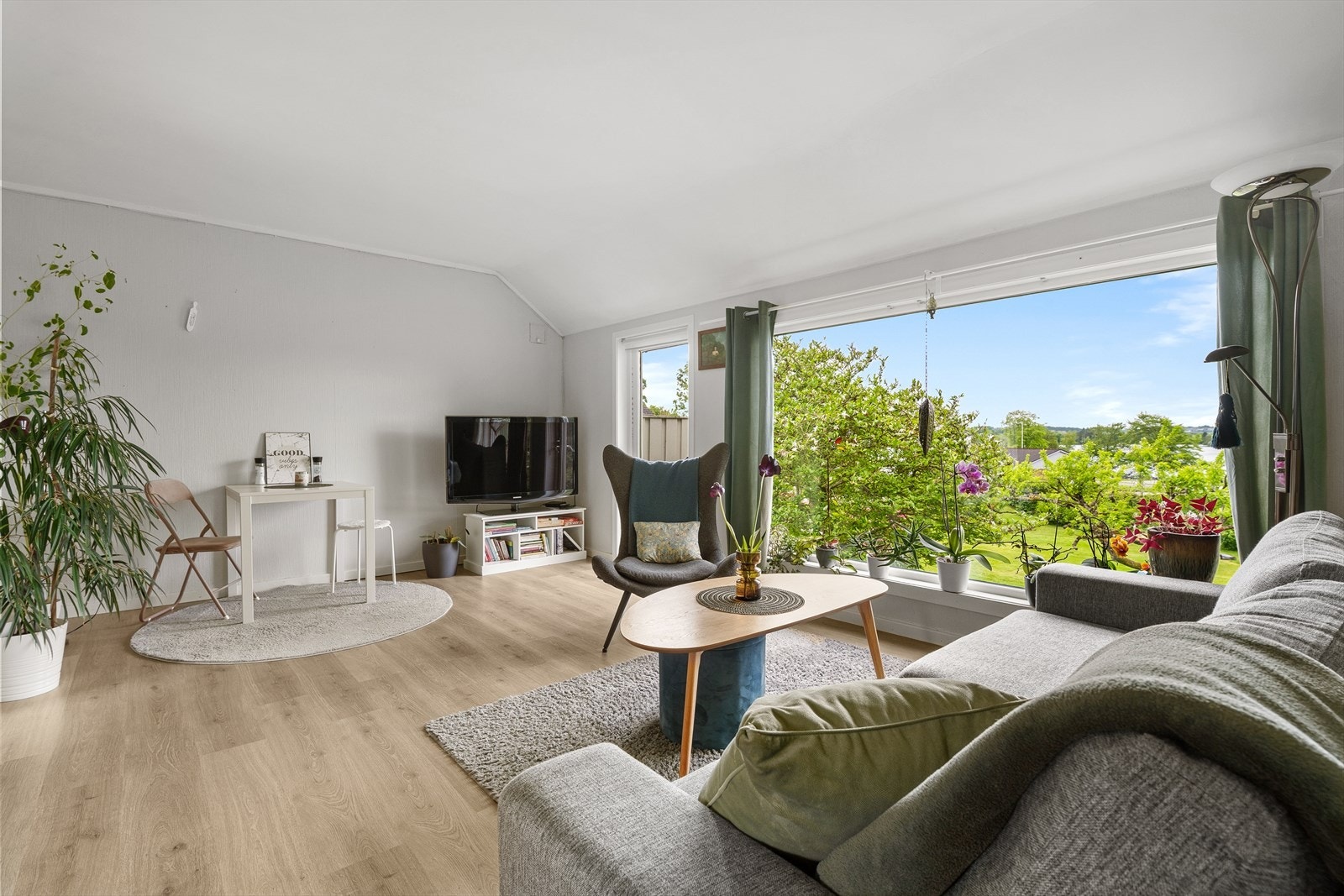 Lys og trivelig stue i utleiedelen med plass til sofagruppe. Galleribilde