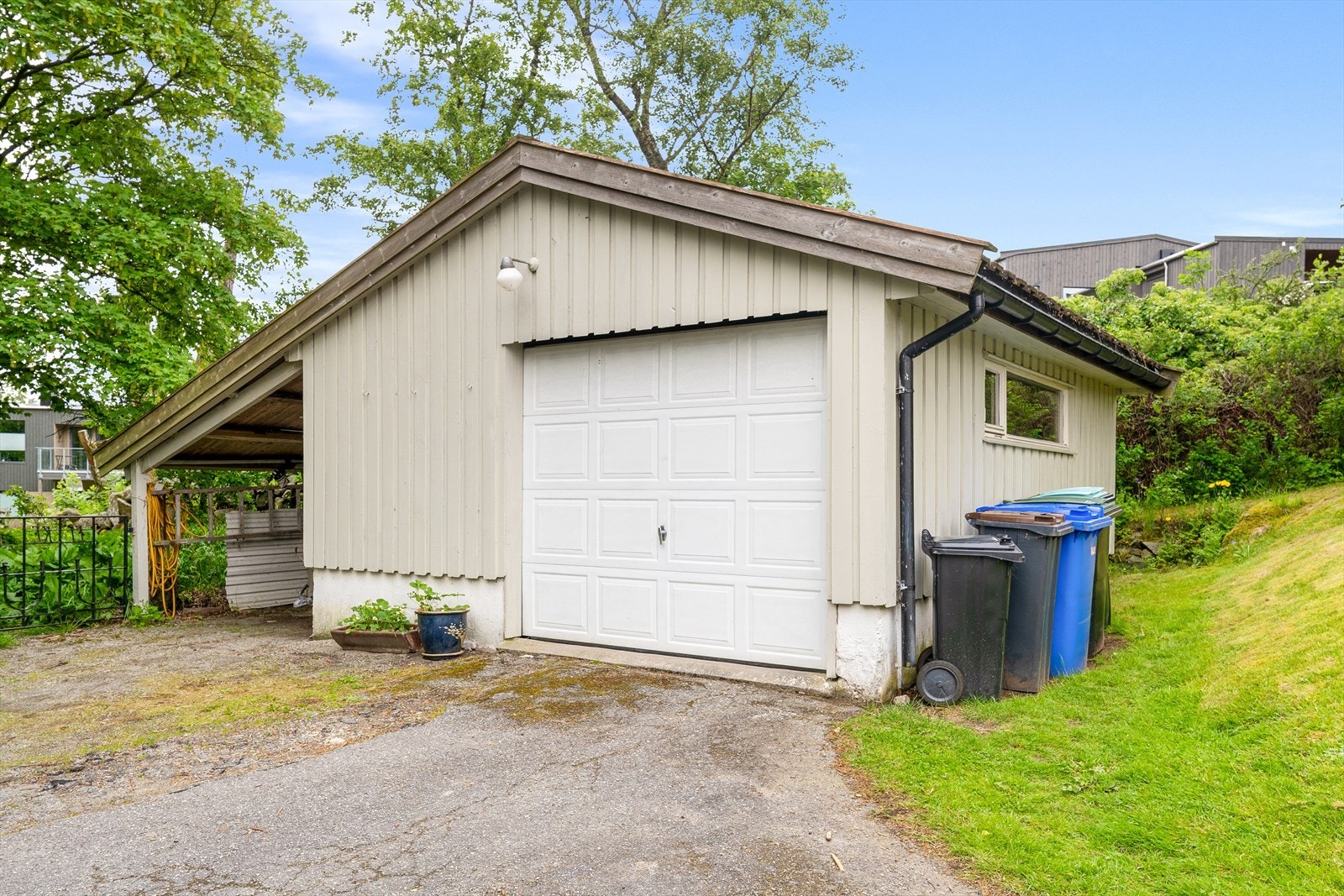 Eiendommen har en frittstående garasje med tilhørende carport. Galleribilde