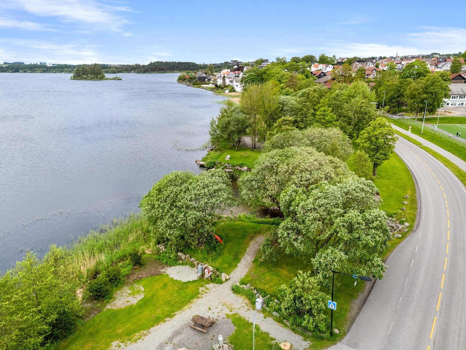 Turstien rundt Frøylandsvatnet er lett tilgjengelig fra eiendommen. Galleribilde