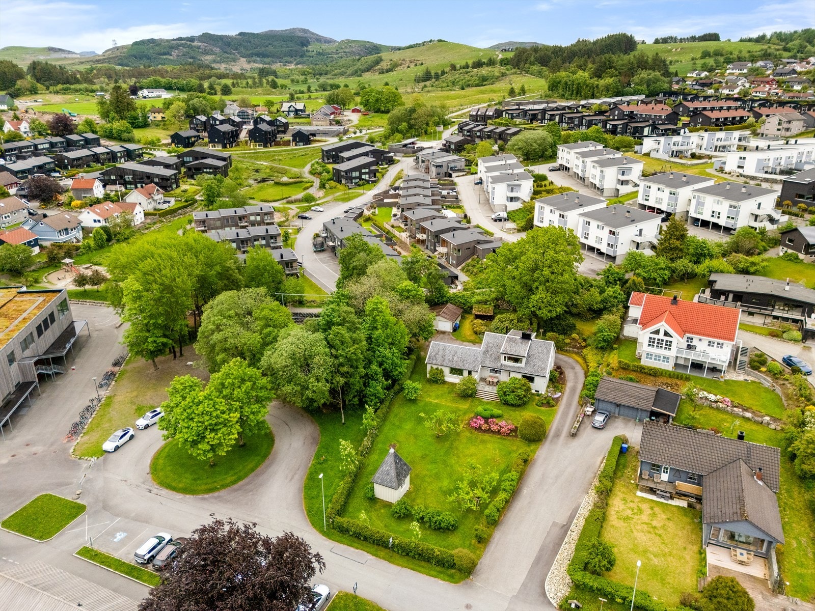 Området består hovedsakelig av eneboliger i rolige omgivelser. Galleribilde