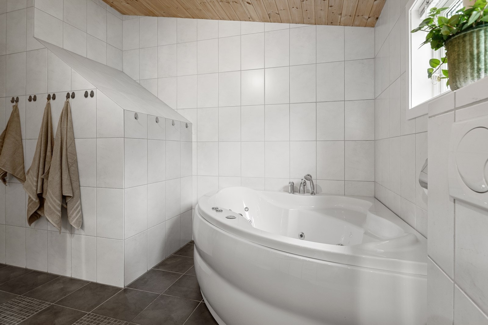 For ekstra komfort er badet også utstyrt med et badekar. Galleribilde