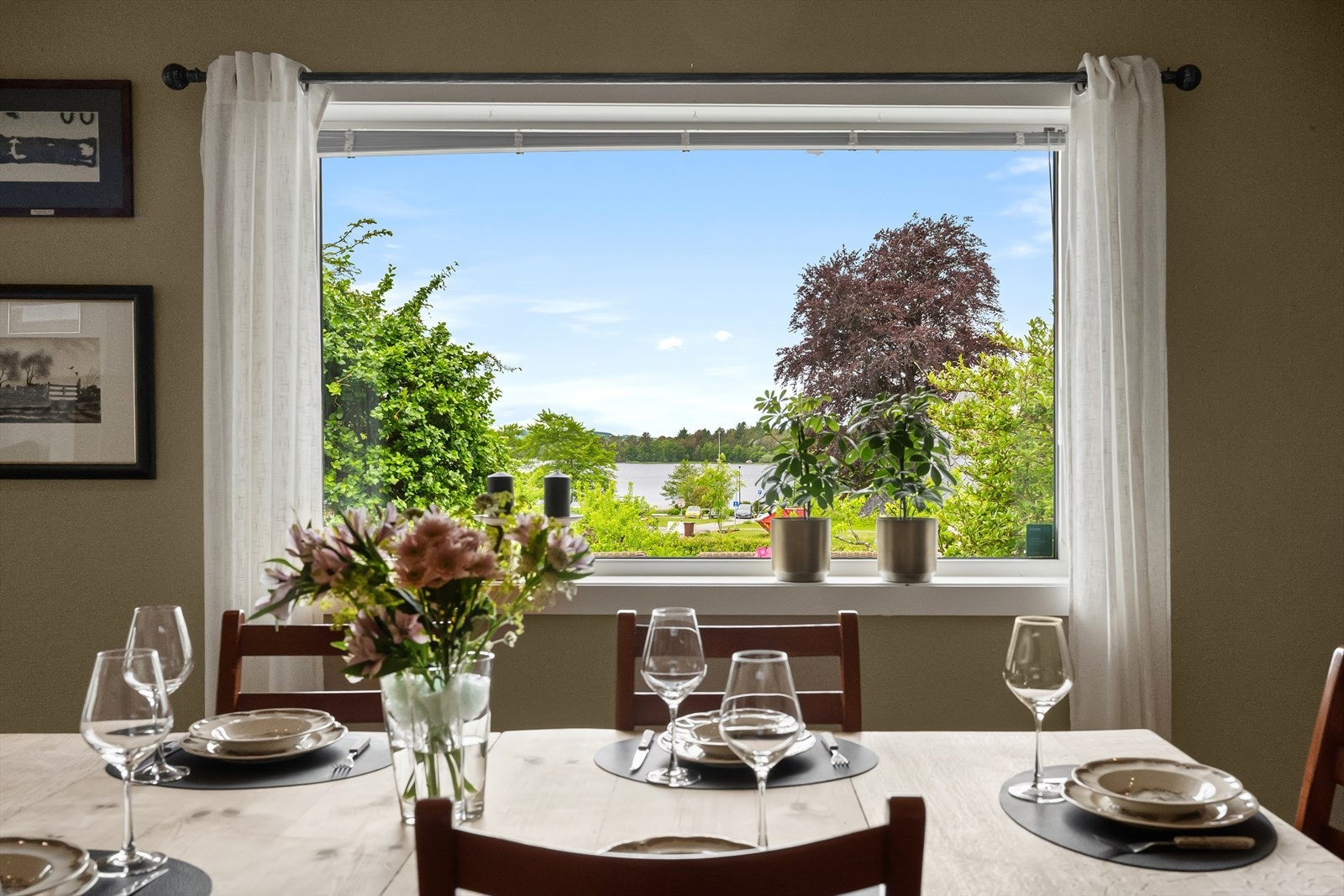Fra spisestuen har man en flott utsikt mot hagen og Frøylandsvatnet. Galleribilde