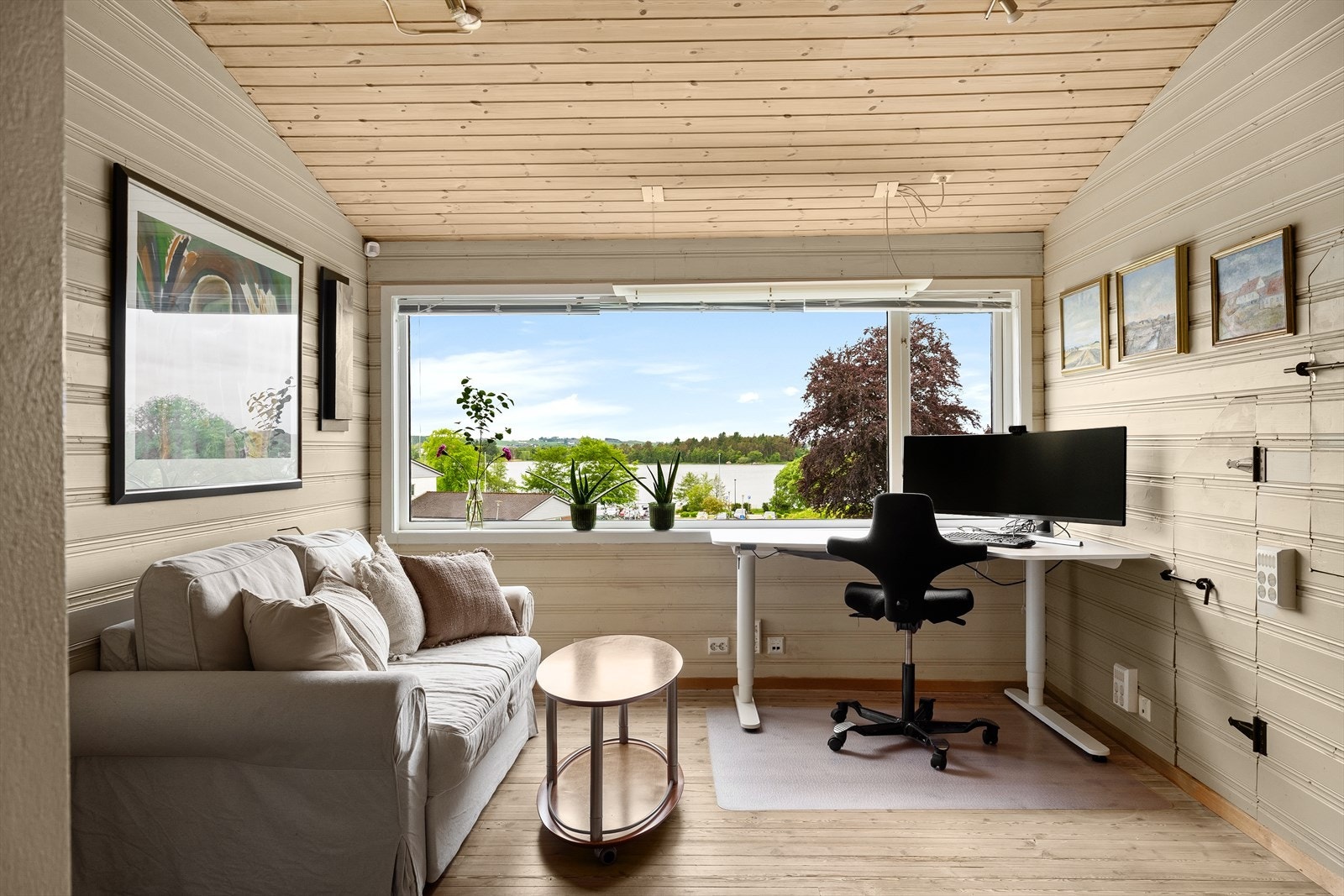 I andre etasje finner du en lys loftstue, ideell som TV-stue, kontor eller lekeareal. Galleribilde