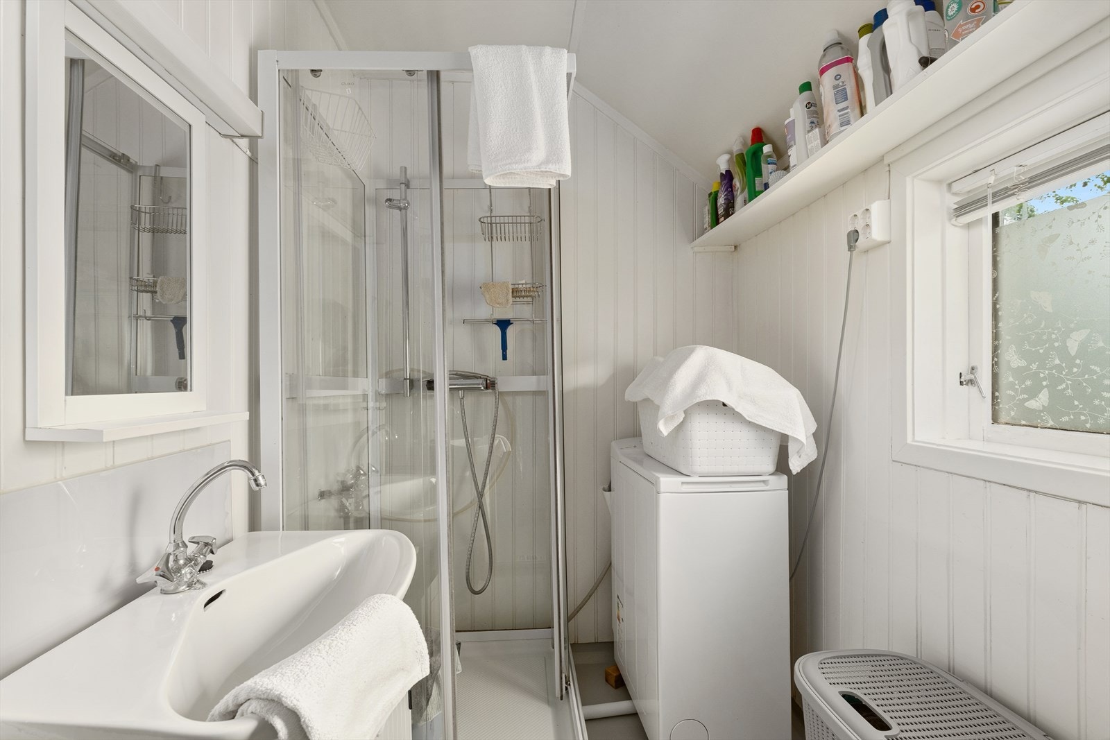 Badet i utleiedelen er utstyrt med dusjkabinett, toalett, servant og opplegg for vaskemaskin. Galleribilde