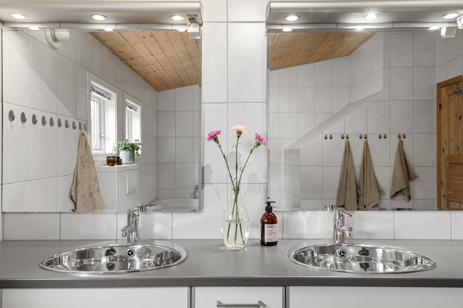 Badet ble oppgradert i 2006 og har en bred innredning med to nedfelte servanter. Galleribilde
