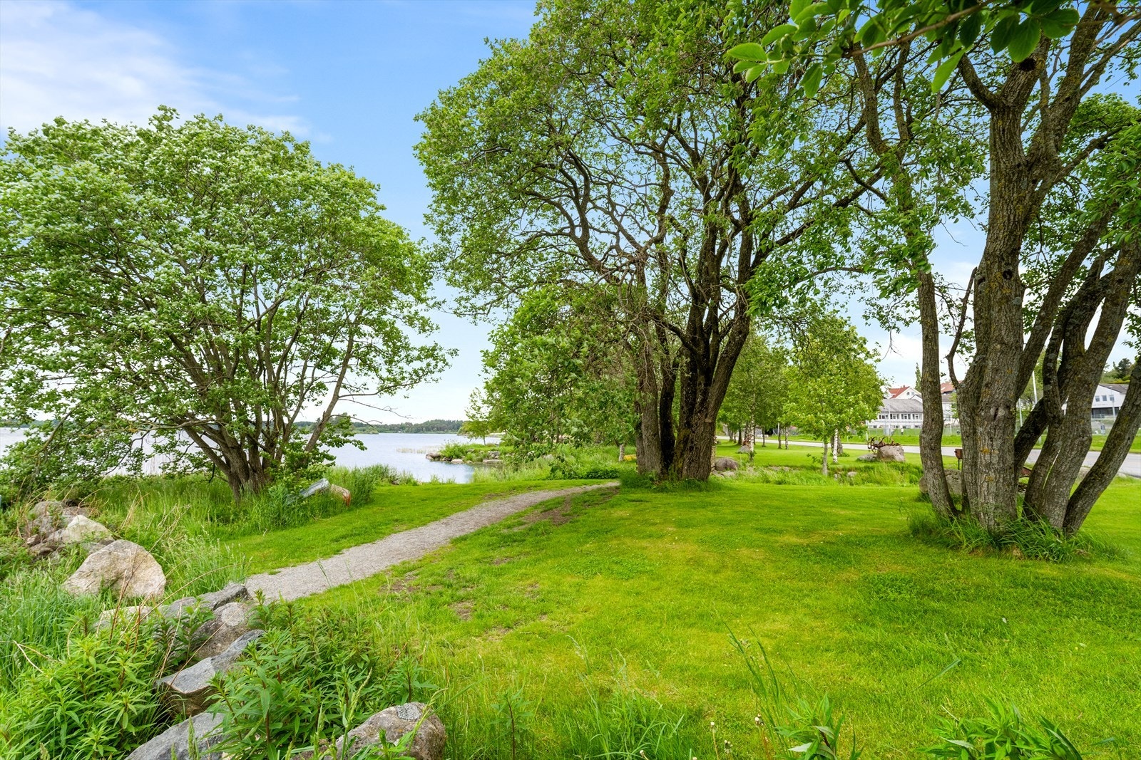 En del av tomten går helt ned til friområdet langs Frøylandsvatnet. Galleribilde
