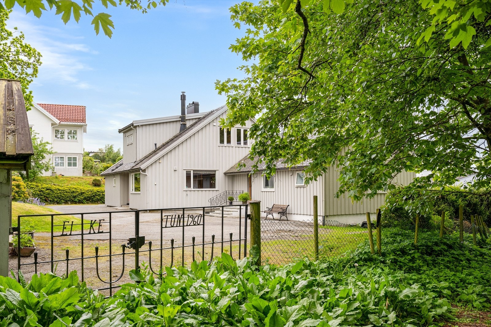 Deler av tomten grenser direkte mot Frøylandsvatnet. Egen port i tomtegrensen mot friområde til skolen. Galleribilde