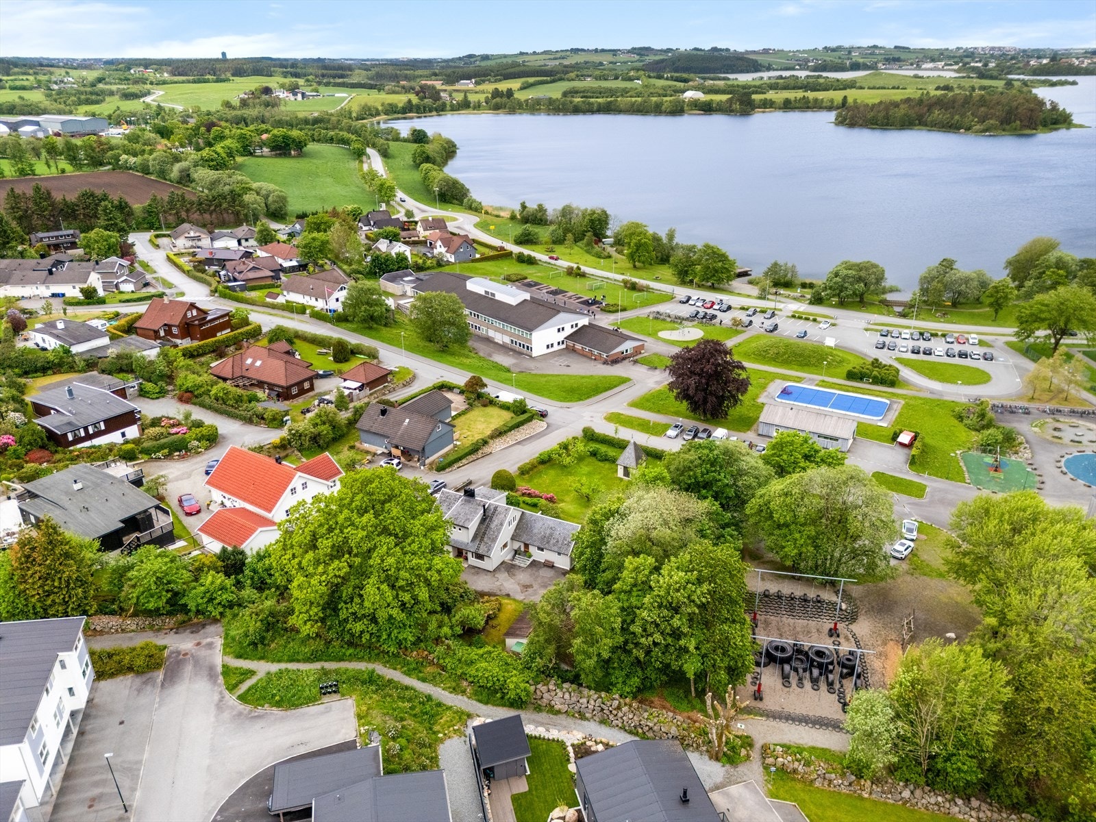 Fra eiendommen er det gangavstand til skoler, barnehager og turområder. Galleribilde