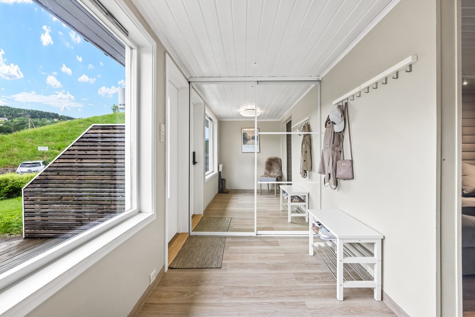 Romslig entré med skyvedørsgarderobe som gir gode oppbevaringsmuligheter for yttertøy og sko. Galleribilde