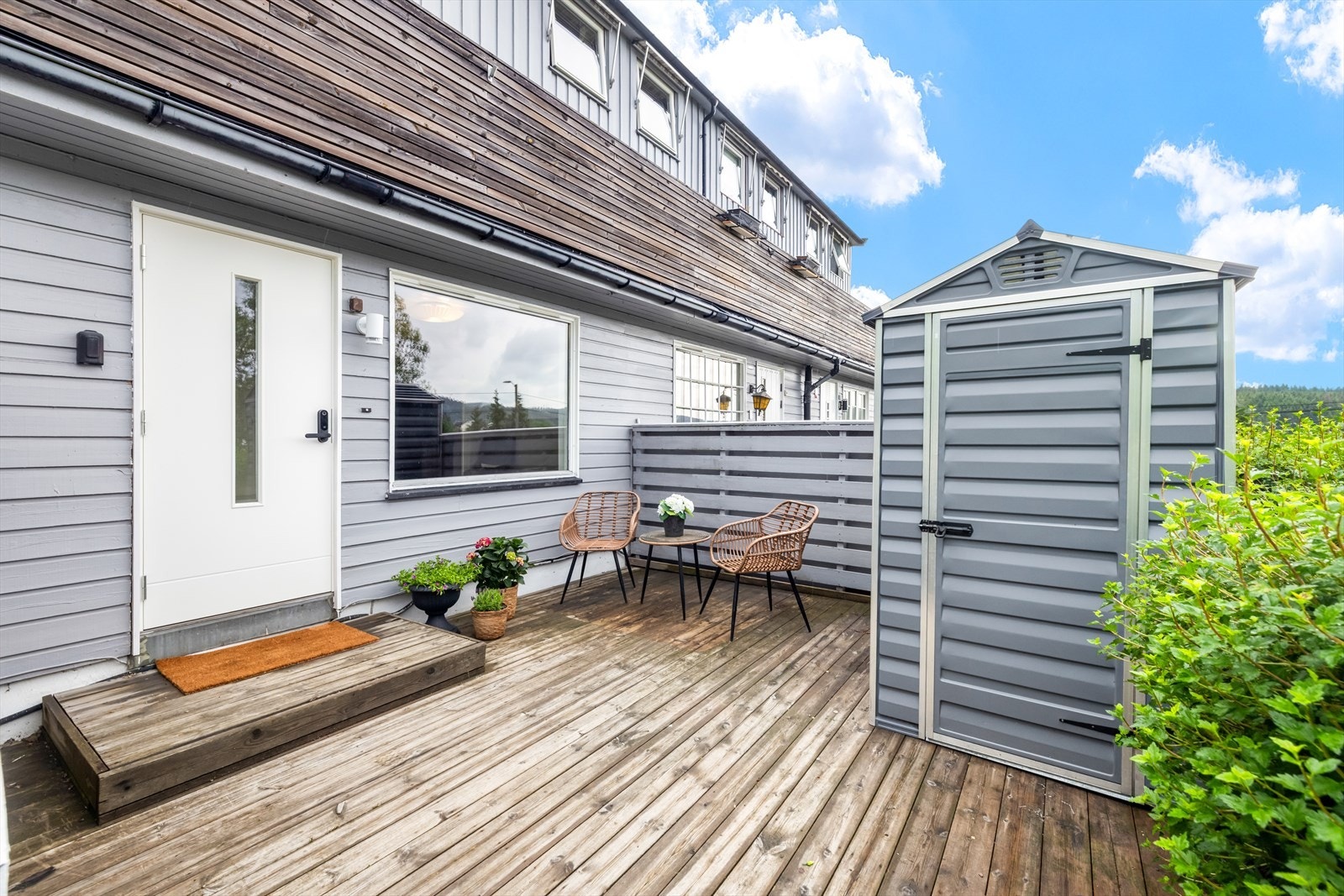 Terrassen ligger skjermet til med beplantning rundt, og gir et hyggelig uteområde som kan benyttes gjennom store deler av året. Galleribilde