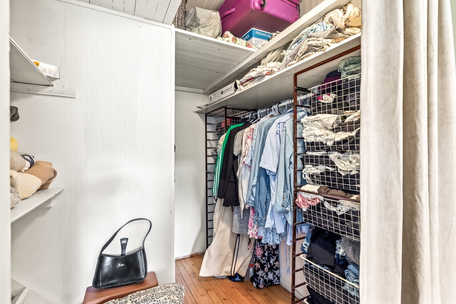 Garderoben gir gode oppbevaringsmuligheter for klær og tilbehør. Galleribilde