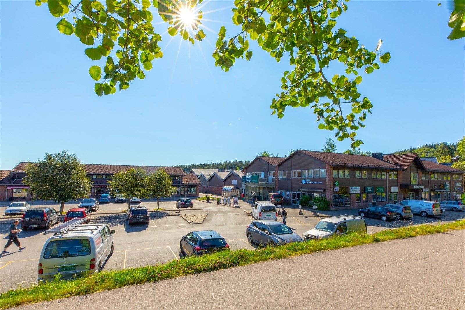 Hagansenteret med Coop, lege, apotek, frisør, café og klær m.m. Galleribilde