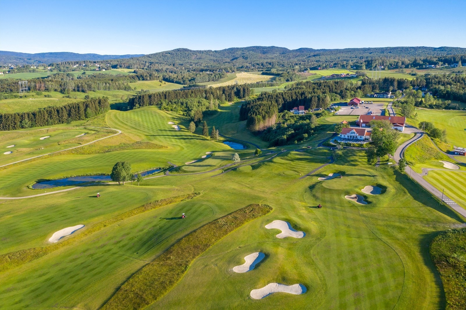 For golfentusiaster ligger Hauger Golfklubb en kort kjøretur unna, med en attraktiv 18-hulls golfbane og gode treningsfasiliteter. Galleribilde