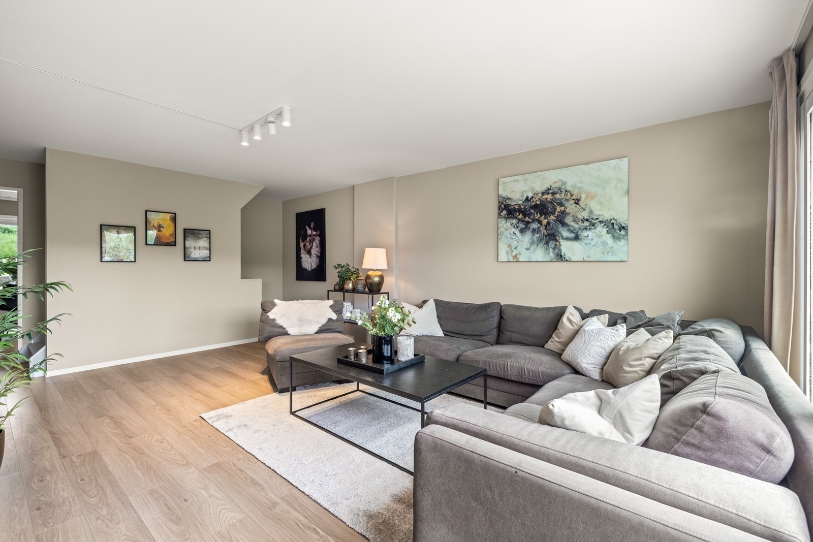 Boligens første etasje består av en lys og romslig stue med gode møbleringsmuligheter. Galleribilde