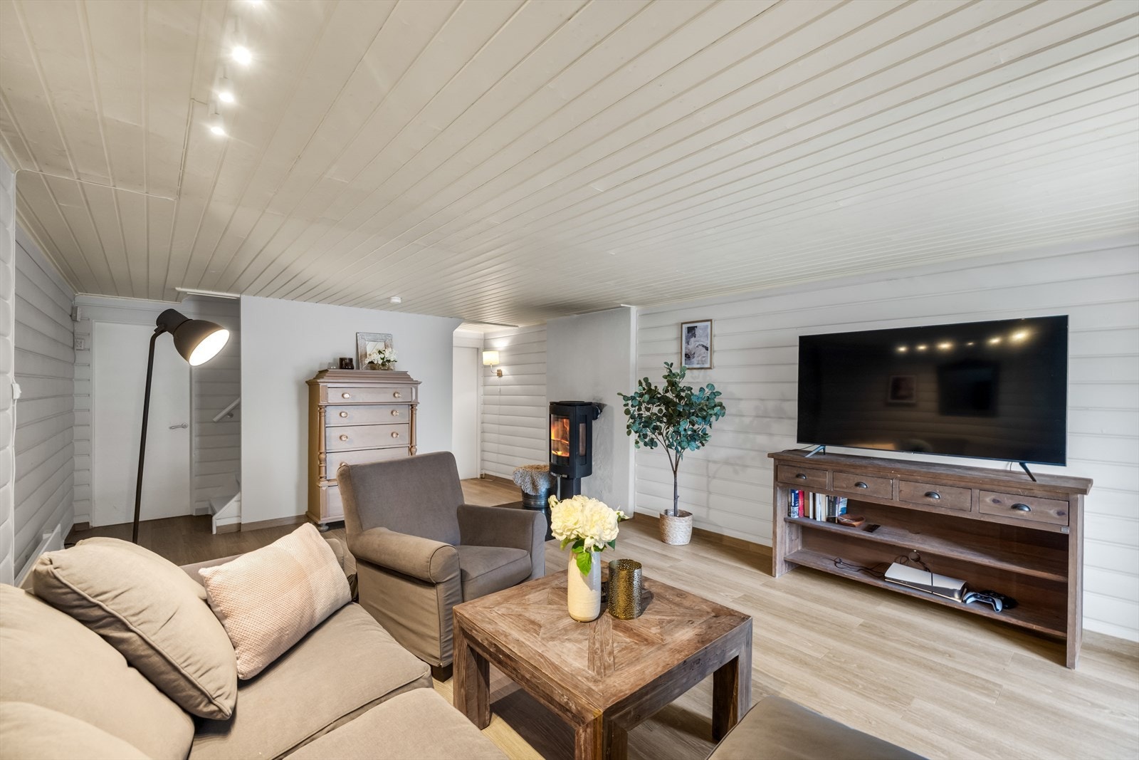 Rommet har ildsted som bidrar til både varme og hygge. Galleribilde