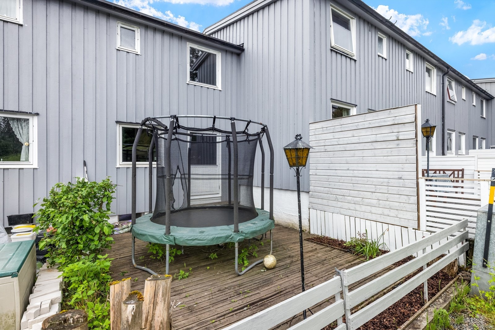 Her er det god plass til utemøbler, grill og øvrig ønsket møblement. Galleribilde