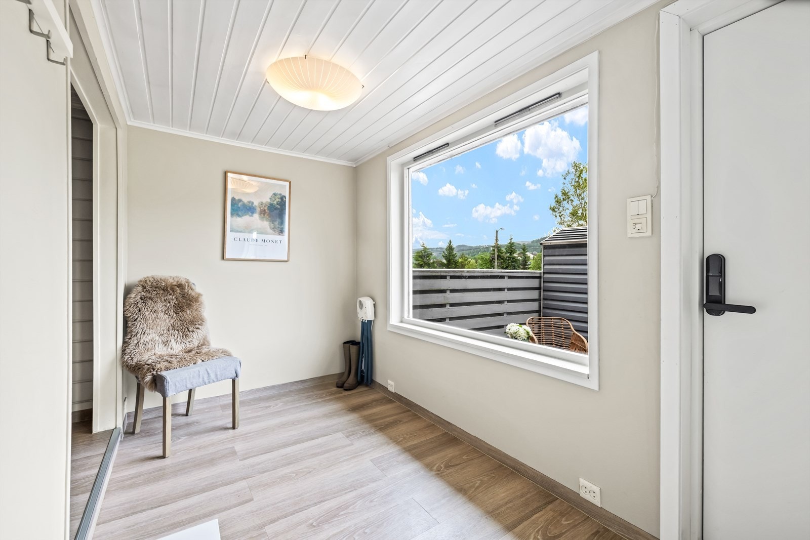 Entréen fremstår ryddig og funksjonell, med videre adkomst til kjellerstuen og boligens øvrige rom i underetasjen. Galleribilde