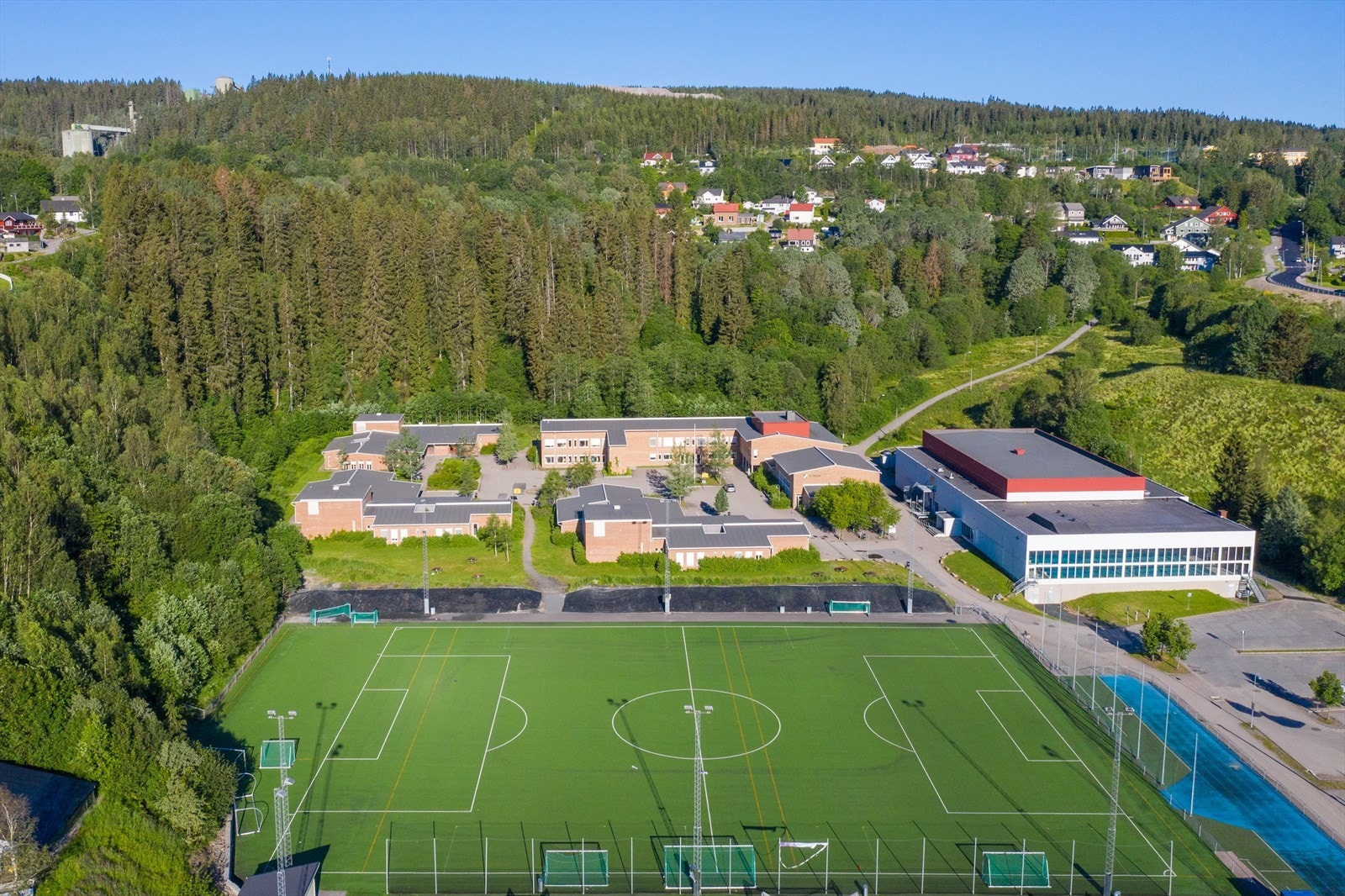 Li skole, kunstgress og svømmehall. Galleribilde