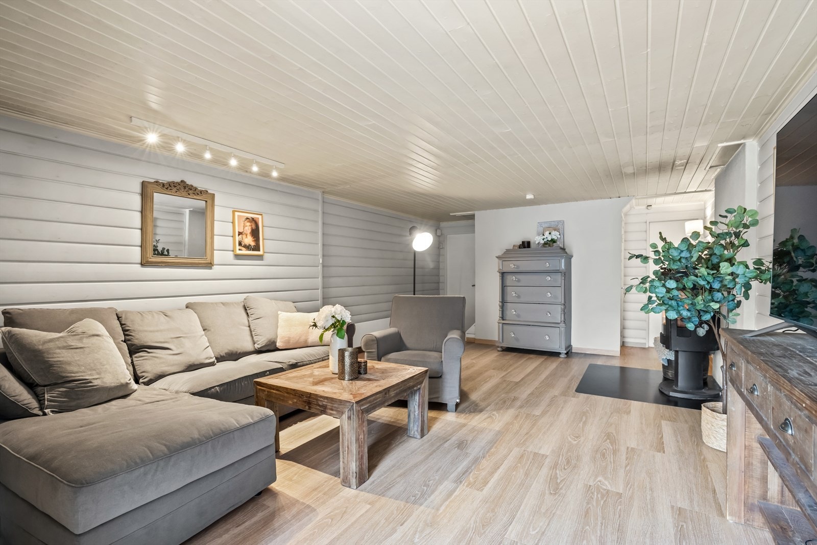 Romslig og innbydende kjellerstue med god plass til sofagruppe, TV-løsning eller hobbyrom. Galleribilde