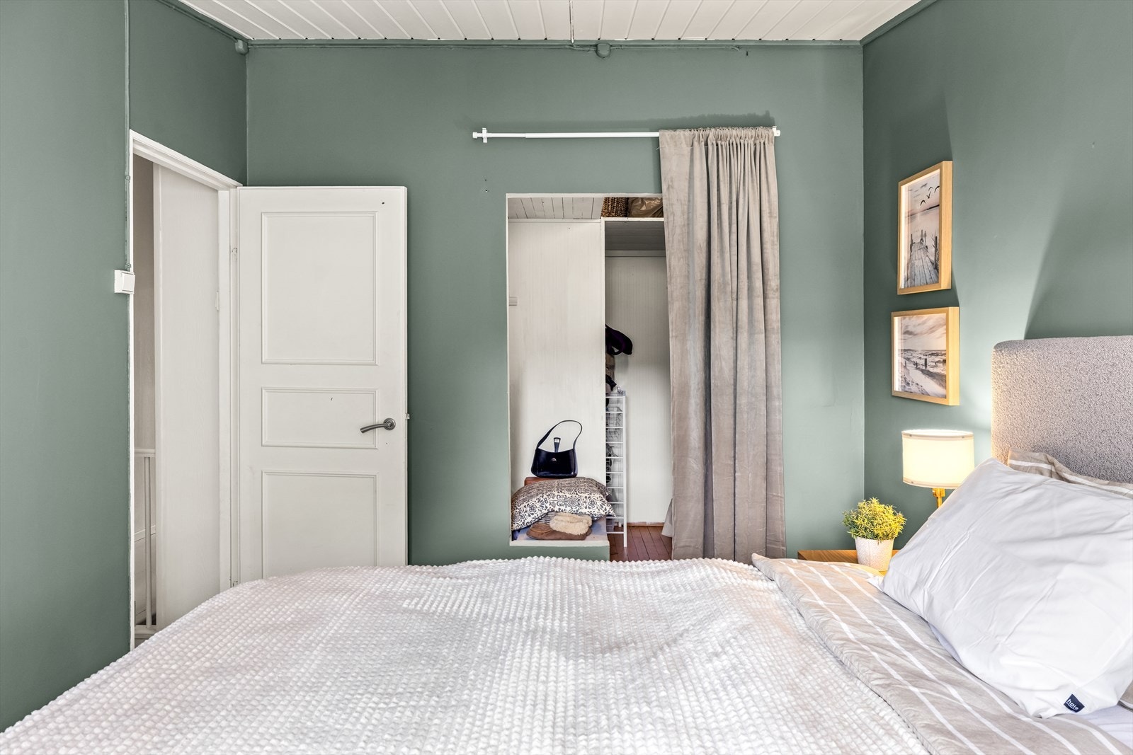 Hovedsoverommet er romslig og har tilknytning til egen walk-in-garderobe. Galleribilde
