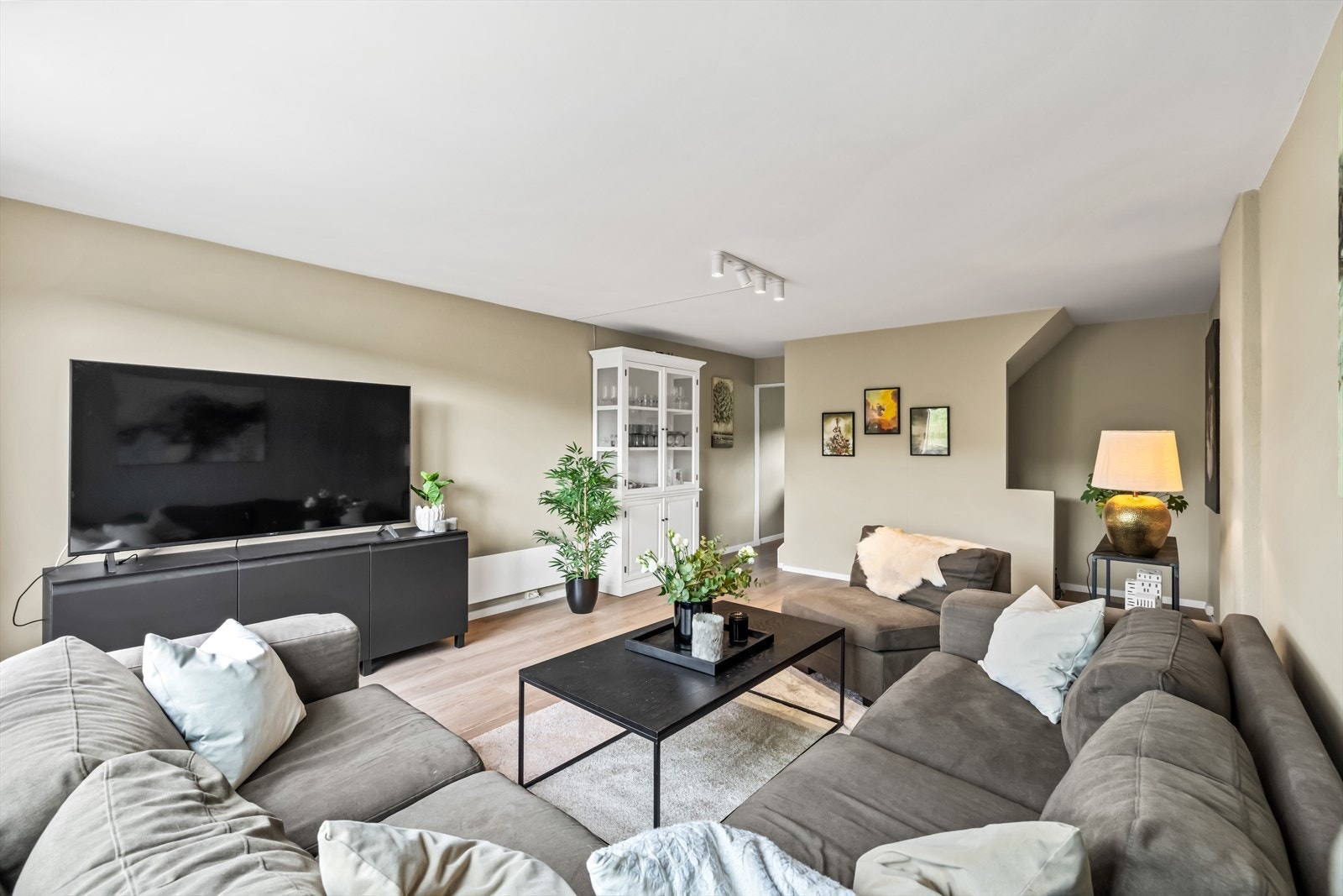 Stuen har plass til både sofagruppe og TV-løsning, og fremstår som et naturlig samlingspunkt i boligen. Galleribilde
