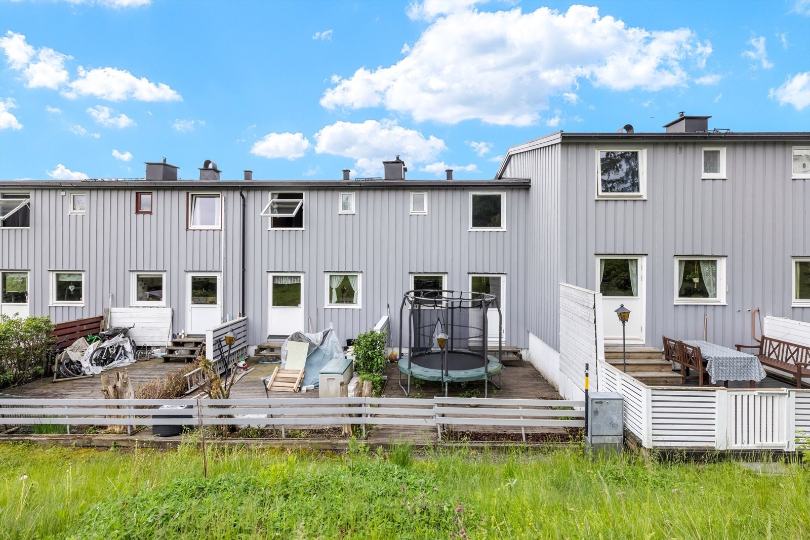 Fra kjøkkenet er det direkte utgang til en egen terrasse. Galleribilde