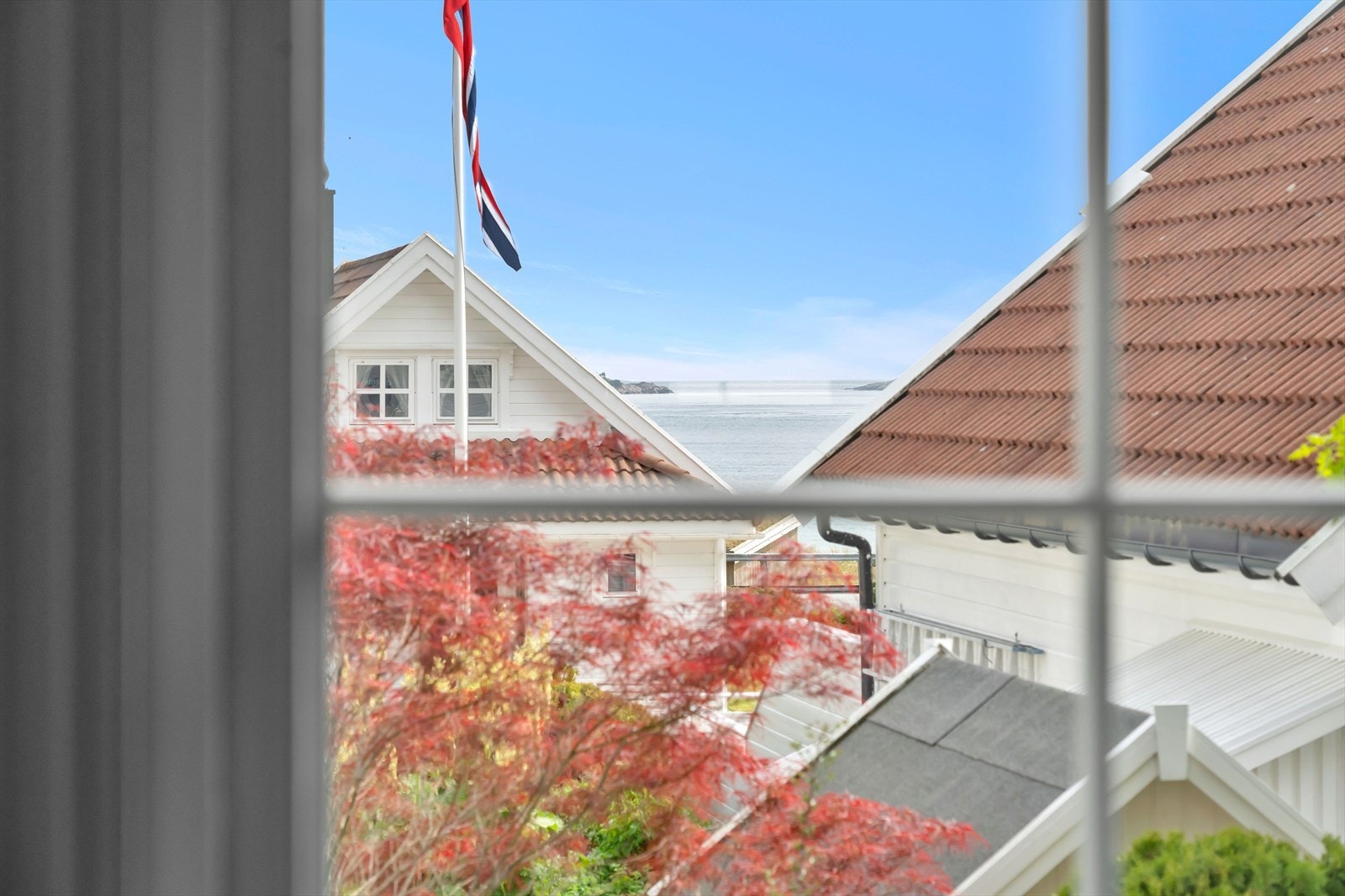 Fra vinduene kan man skimte sjøen. Galleribilde