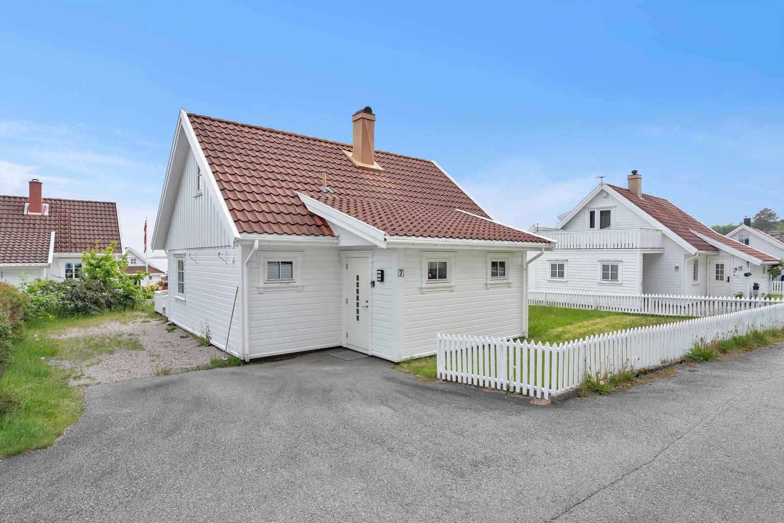 Fritidsbolig fra 1996 med en romslig treterrasse på 28 m² og en tomt opparbeidet med plen. Galleribilde