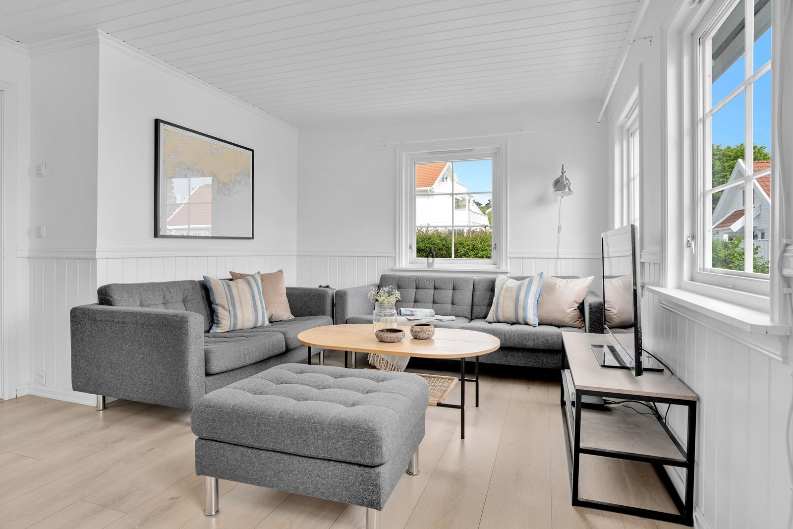 Stuen har plass til en romslig sofagruppe. Overflatene består av laminatgulv, panel på vegger og i tak. Galleribilde