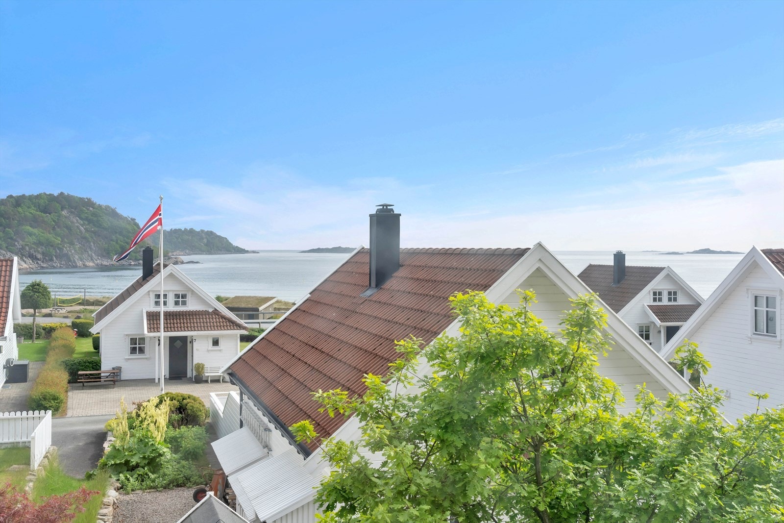 Utsikt over nærområdet og sjøen fra loftsetasjen. Galleribilde