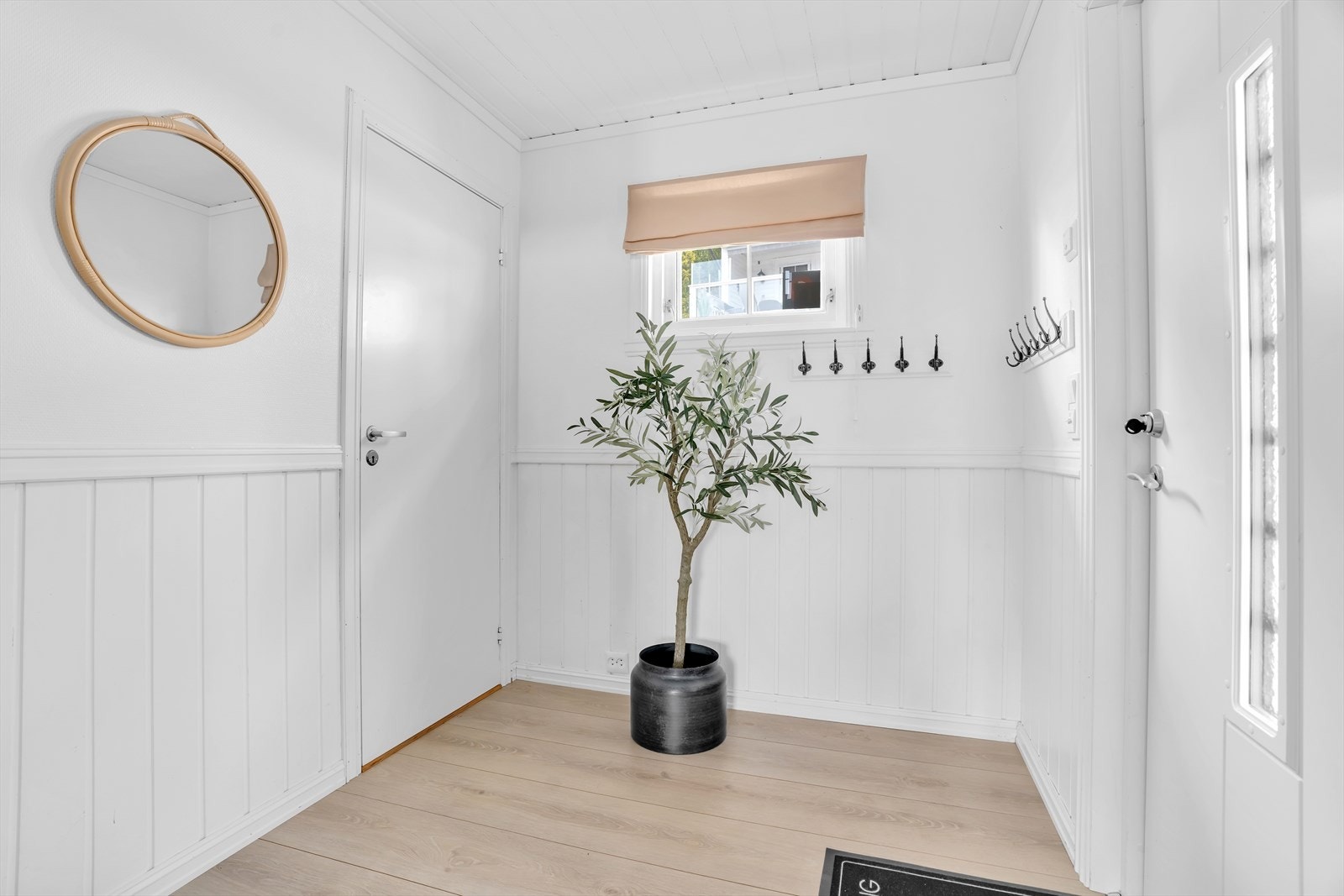 Entré med nylagt laminatgulv som er gjennomgående i store deler av etasjen. Galleribilde