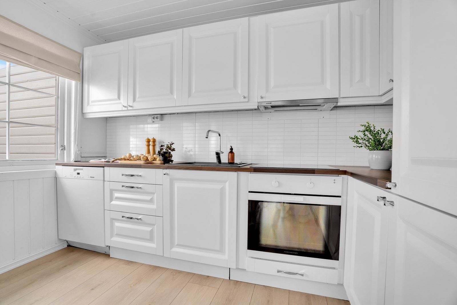 Kjøkkenet er utstyrt med platetopp, stekeovn, oppvaskmaskin og kjøl/fryseskap. Galleribilde