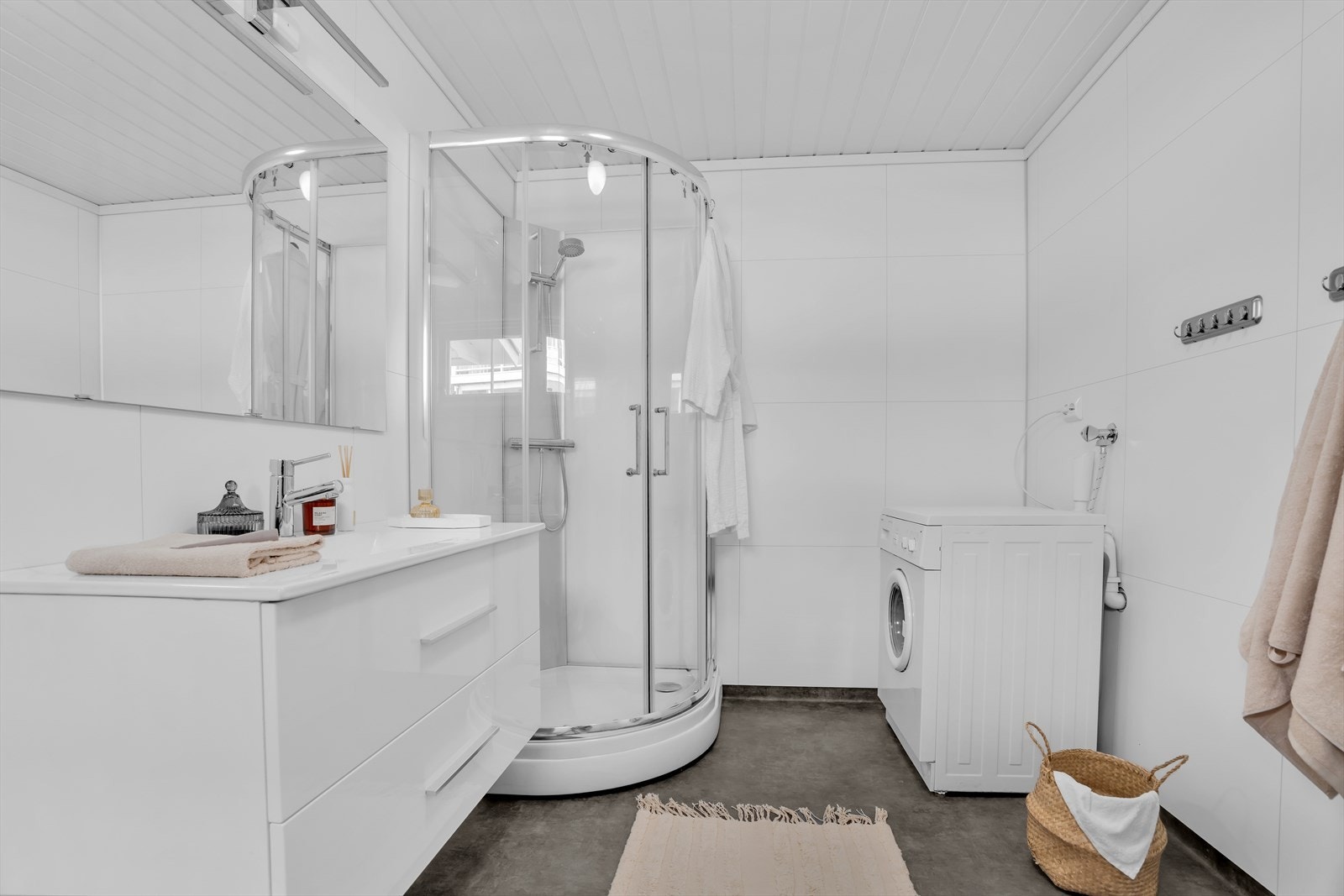 Badet er oppgradert i nyere tid og har dusjkabinett og opplegg for vaskemaskin. Galleribilde