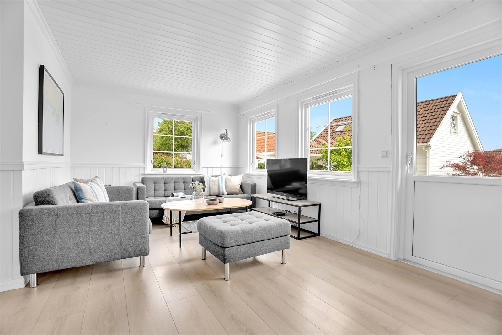 Fra stuen er det utgang til terrassen og hagen. Galleribilde