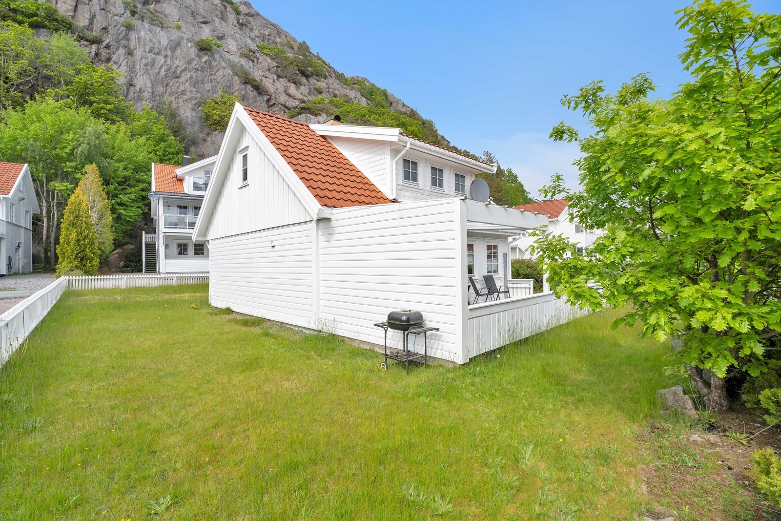 Eiendommen har en lettstelt hage med plen. Galleribilde