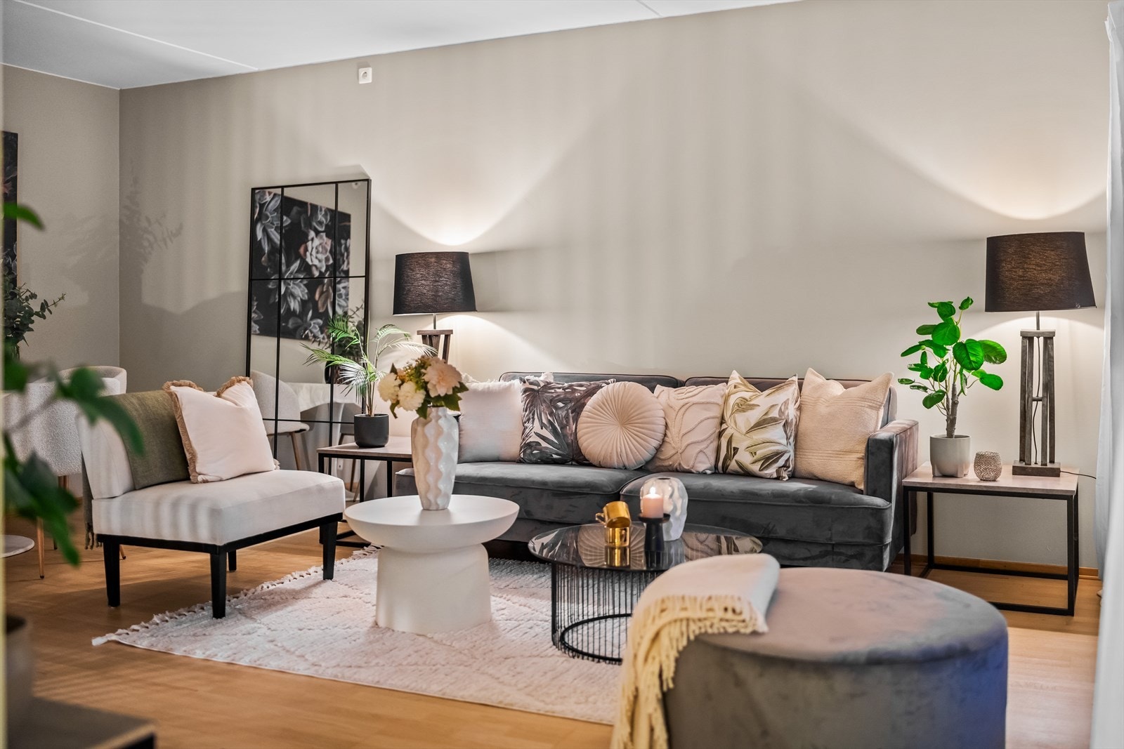 Parkett er lagt på stuegulvet, kombinert med vegger malt i en dus gråtone. Galleribilde