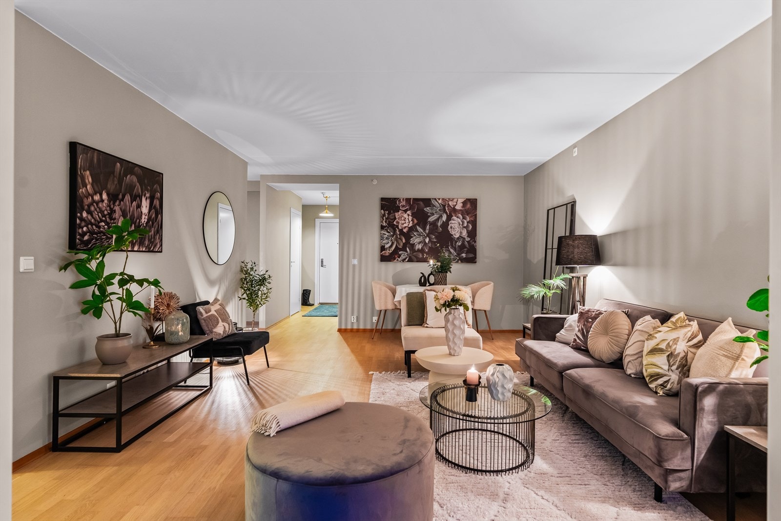 Entreen glir sømløst over i en pen stue, der en stor vindusflate i front slipper inn godt med naturlig lys. Galleribilde