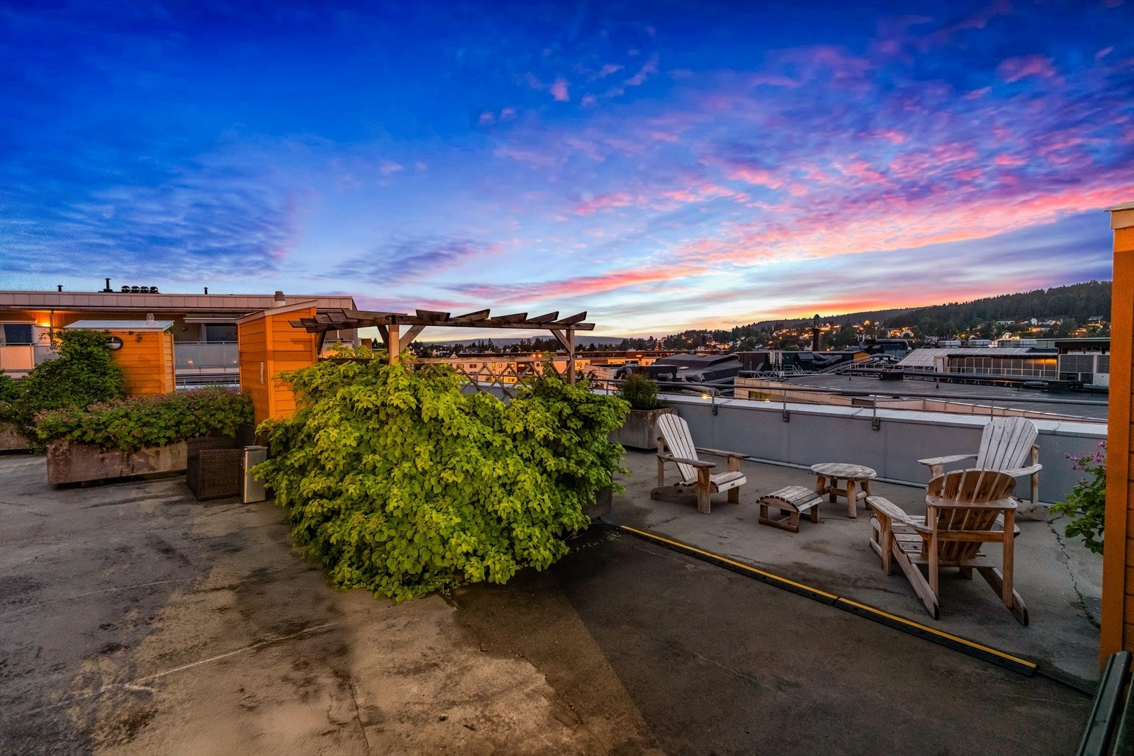 Sommerdagene kan også tilbringes på en felles takterrasse med blomsterkasser, flere sittegrupper og panoramautsikt. Galleribilde